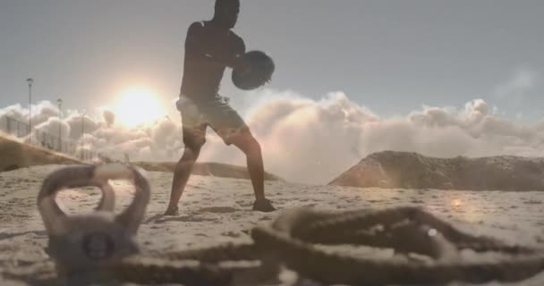 ビーチでアフリカ系アメリカ人の体重トレーニングの上に雲のアニメーション グローバル接続 フィットネス 健康的なライフスタイルコンセプトデジタルで生成されたビデオ — ストック動画