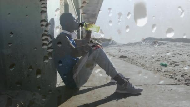 Animation Von Wassertropfen Über Einem Trainierenden Afrikaner Der Eine Trinkpause — Stockvideo