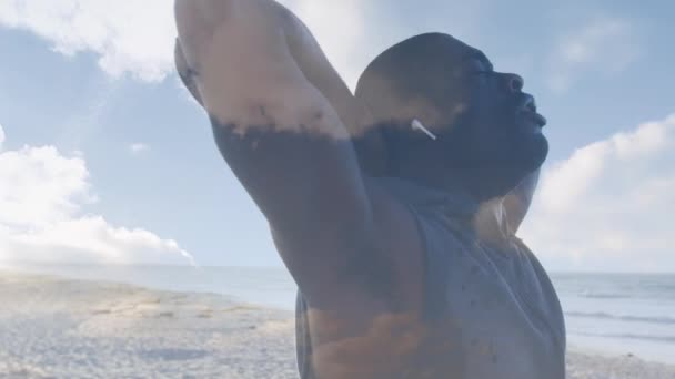 Анимация Облаков Над Тренировкой Африканского Американца Растянувшегося Пляже Глобальные Связи — стоковое видео