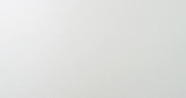 白い背景に黒い名刺を持つ出生男の手 コピースペース スローモーション ビジネス 連絡先の詳細 モックアップ デザインのテンプレート — ストック動画