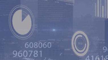 Şehir manzarasına karşı istatistiksel veri işleme üzerinde değişen numaraların ve mavi ışık noktasının animasyonu. Bilgisayar arayüzü ve iş veri teknolojisi kavramı