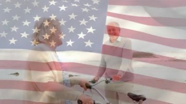 Amerika bayrağının animasyonu, plajda bisiklet süren yaşlı beyaz çift birbirlerine bakıyor. Dijital bileşim, çoklu pozlama, emeklilik, tatil, birliktelik ve vatanseverlik kavramı.