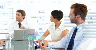 Muhtelif iş arkadaşlarının ofiste görüşmeleri üzerine bilgi arayüzü animasyonu. Dijital bileşik, çoklu pozlama, iş, rapor, küresel, takım çalışması, ilerleme ve teknoloji kavramı.