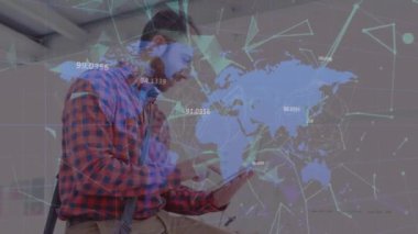 Ofiste dijital tablet kullanan melez bir adama karşı dünya haritasında plexus ağlarının animasyonu. Küresel ağ ve iş teknolojisi kavramı