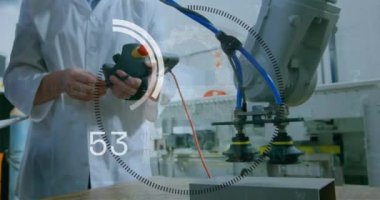 Bir fabrikada çalışan erkek mühendisin orta bölümüne karşı borsa veri işleme animasyonu. Elektronik tamir ve teknoloji konsepti