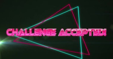 Neon üçgen şekiller ve ışık noktası üzerine kabul edilmiş metin afişinin animasyonu. Video oyunu arayüzü teknolojisi kavramı