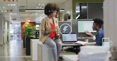 Ofiste tartışan iki farklı kadına karşı çoklu dijital simgelerin canlandırılması. Bilgisayar arayüzü ve iş teknolojisi kavramı