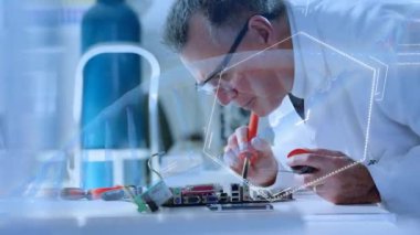 DNA animasyonu, beyaz erkek mühendisin elektrik devresi lehimlediği kimyasal yapılar. Tıbbi araştırma ve elektronik tamir teknolojisi konsepti