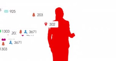Sosyal medya metinleri, simgeler ve verilerin ekran kullanarak kadın silueti üzerindeki bileşimi. Küresel sosyal medya, bağlantılar, veri işleme ve dijital arayüz kavramı dijital olarak oluşturuldu.