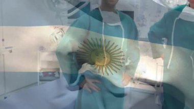 Arjantin bayrağının dalgalanması, çeşitli cerrahların ameliyat odasında gülümsemesi. Dijital bileşik, çoklu pozlama, tıbbi, sağlık, özgürlük ve vatanseverlik kavramı.