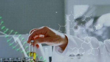 Laboratuvarda çalışan bir erkek bilim adamının orta kısmında DNA ve kimyasal yapıların canlandırılması. Tıbbi araştırma ve bilim teknolojisi kavramı