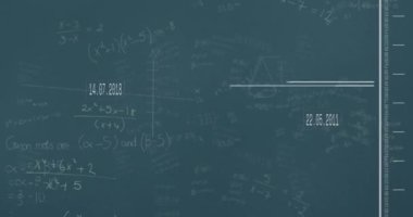 Mavi arkaplana karşı veri işleme ve matematiksel denklemlerin animasyonu. Bilgisayar arayüzü ve eğitim teknolojisi kavramı