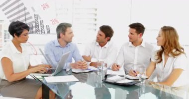 Çeşitli iş arkadaşlarının ofiste görüşlerini paylaşmaları üzerine bilgi arayüzü animasyonu. Dijital bileşik, çoklu pozlama, rapor, iş dünyası, küresel, takım çalışması, tartışma ve teknoloji.