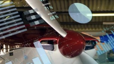 Bir uçağı tamir eden beyaz erkek mürettebat çalışanına karşı istatistiksel veri işleme animasyonu. İş verileri ve havacılık teknolojisi kavramı