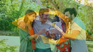 Brezilya bayrağının animasyonu mutlu çeşitli arkadaşlar üzerinde dalgalanarak bahçede tost yapıyor. Dijital bileşim, çoklu pozlama, beraberlik, içecek, özgürlük ve vatanseverlik kavramı.