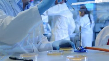 DNA ve kimyasal yapıların bir laboratuvarda çalışan beyaz erkek bilim adamı üzerinde canlandırılması. Tıbbi araştırma ve bilim teknolojisi kavramı