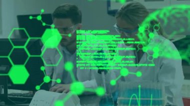 Laboratuvarda çalışan çeşitli erkek ve kadın bilim adamları üzerinde tıbbi veri işleme animasyonu. Tıbbi araştırma ve bilim teknolojisi kavramı