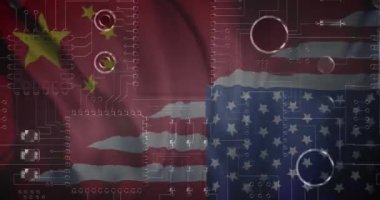 Çin bayrağı ve Amerika Birleşik Devletleri bayrağı üzerinde devre kartı animasyonu. Küresel hesaplama, dijital arayüz ve veri işleme kavramı dijital olarak oluşturulmuş video.