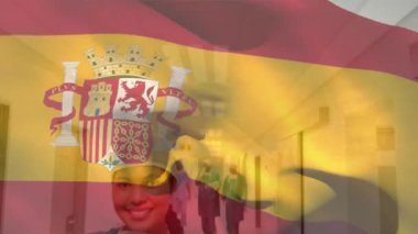 İspanya bayrağı animasyonu, hastane koridorunda kollarını kavuşturmuş melez kadın cerrah. Dijital bileşik, çoklu pozlama, tıbbi, sağlık, özgürlük ve vatanseverlik kavramı.