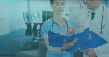 Çeşitli erkek ve kadın doktorların hastanede tartıştıkları finansal veri işlemlerinin animasyonu. Küresel finans ve tıbbi sağlık teknolojisi kavramı