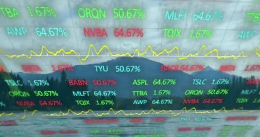 Dağlar, ağaçlar ve nehirlerle çevrili araziye karşı işlenen borsa verilerinin animasyonu. Küresel ekonomi ve iş teknolojisi kavramı