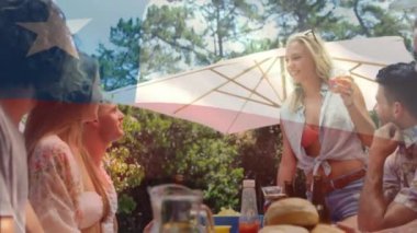 Şili bayrağının çeşitli arkadaşlarla konuşurken içki içtiği animasyon. Dijital bileşim, çoklu pozlama, beraberlik, içecek, özgürlük ve vatanseverlik kavramı.