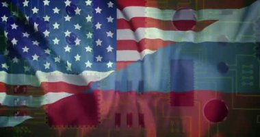 Rusya bayrağı ve Amerika Birleşik Devletleri bayrağı üzerinde devre kartı animasyonu. Küresel hesaplama, dijital arayüz ve veri işleme kavramı dijital olarak oluşturulmuş video.
