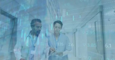 Hastanedeki çeşitli erkek ve kadın doktorların borsa veri işleme çalışmalarının animasyonu. Küresel ekonomi ve tıbbi sağlık teknolojisi kavramı