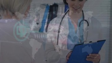 Kafkas kadın doktorların hastanedeki kadın hastalarla konuştuğu veri işleme animasyonu. Tıbbi sağlık ve teknoloji konsepti