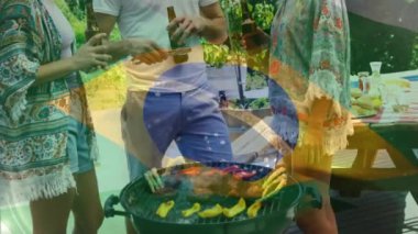 Çeşitli arkadaşların üzerinde Brezilya bayrağı dalgalanırken meşrubat içerken ve barbekü yaparken. Dijital bileşim, çoklu pozlama, birliktelik, yemek, özgürlük ve vatanseverlik kavramı.