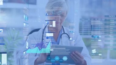 Tablet kullanan gülümseyen beyaz kadın doktor üzerinde birden fazla grafik ve ticaret panosu animasyonu. Dijital bileşik, çoklu pozlama, rapor, iş, sağlık, borsa, teknoloji.