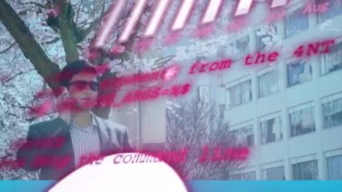 Asyalı iş adamının sokakta akıllı telefonla konuşmasının istatistiksel veri işleme animasyonu. İş veri teknolojisi kavramı