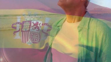 İspanya bayrağının animasyonu yaşlı beyaz adamın gözlerini kapatması ve sahilde esintinin tadını çıkarması. Dijital kompozit, çoklu pozlama, emeklilik, tatil, özgürlük ve vatanseverlik kavramı.