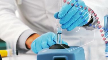 Laboratuvarda çalışan bir erkek bilim adamının orta kısmında DNA ve kimyasal yapıların canlandırılması. Tıbbi araştırma ve bilim teknolojisi kavramı