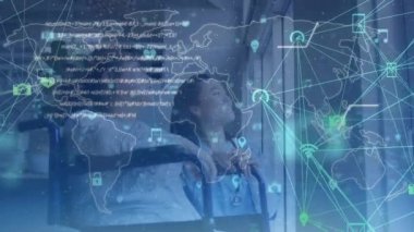 Asyalı kadın ısıtıcının hastanedeki kadın hastayla konuşması üzerine veri işleme animasyonu. Tıbbi sağlık ve teknoloji konsepti