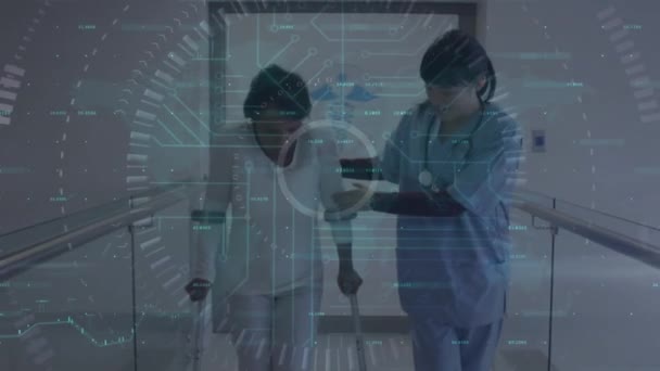 Animação Processamento Dados Sobre Asiático Heathworker Feminino Ajudando Uma Paciente — Vídeo de Stock
