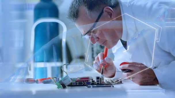 Dna动画 化学结构在高加索男性工程师焊接电路板上 医疗研究和电子维修服务技术概念 — 图库视频影像