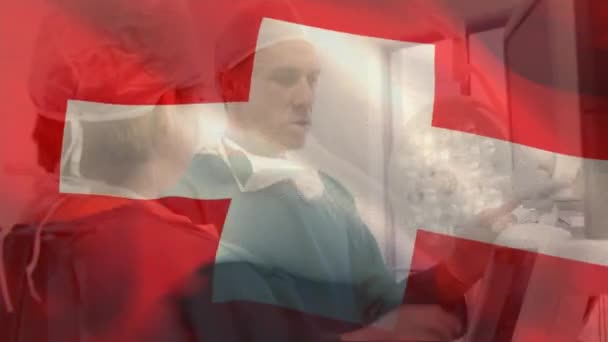 スイスの国旗のアニメーション 女性外科医に機械を説明する多様な男性外科医 デジタル複合体 複数の露出 チームワーク 自由と愛国心の概念 — ストック動画