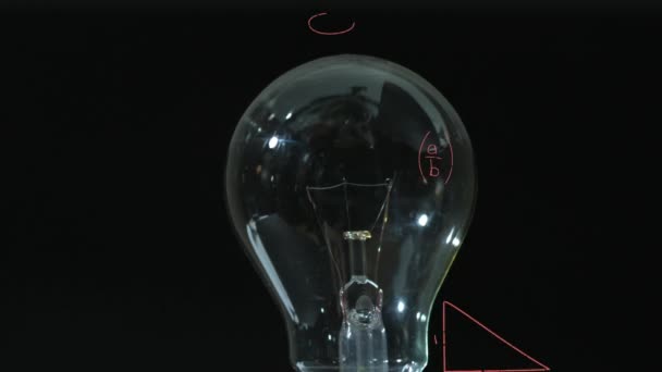 被点燃的灯泡的动画和在黑色背景下漂浮的数学方程 商业概念和技术概念 — 图库视频影像