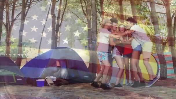 Animace Vlajky Ameriky Vlnící Šťastní Různí Přátelé Objímající Skákající Stanů — Stock video