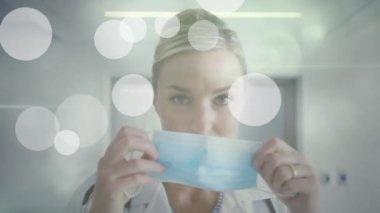 Kafkas kadın doktor üzerinde beyaz noktaların canlandırılması hastanede yüz maskesi takıyor. Tıbbi sağlık teknolojisi kavramı