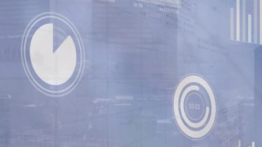 Şehir manzarasının havadan görüntüsüne karşı istatistiksel ve borsa veri işleme animasyonu. Küresel ekonomi ve iş teknolojisi kavramı