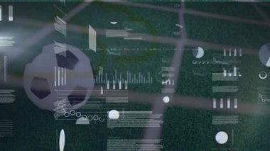 Çim tarlasında futbol topunun yakın plan çekimiyle istatistiksel veri işleme animasyonu. Spor teknolojisi kavramı