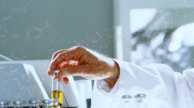 Laboratuvarda çalışan bir erkek bilim adamının orta kısmında DNA ve kimyasal yapıların canlandırılması. Tıbbi araştırma ve bilim teknolojisi kavramı