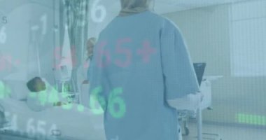 Röntgen raporunu inceleyen çeşitli kadın doktor ve sağlık çalışanları üzerinde veri işleme animasyonu. Küresel ekonomi ve tıbbi sağlık teknolojisi kavramı