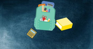 Okul konsepti simgelerinin okul çantasından dökülüp dokulu mavi arka plana düşmesi. Okul ve eğitim kavramı