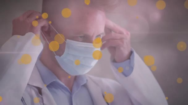 Animação Manchas Amarelas Manchas Luz Sobre Médico Masculino Caucasiano Usando — Vídeo de Stock