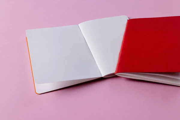 Zbliżenie Czerwony Notatnik Otwarty Księga Kopia Miejsce Różowy Tło Literatura — Zdjęcie stockowe