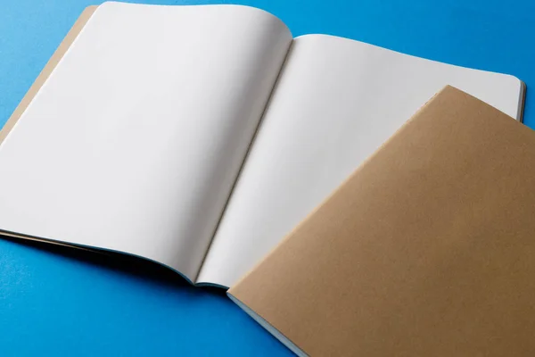 Bézs Jegyzetfüzet Nyitott Könyv Közelsége Kék Háttérrel Irodalom Olvasás Írás — Stock Fotó