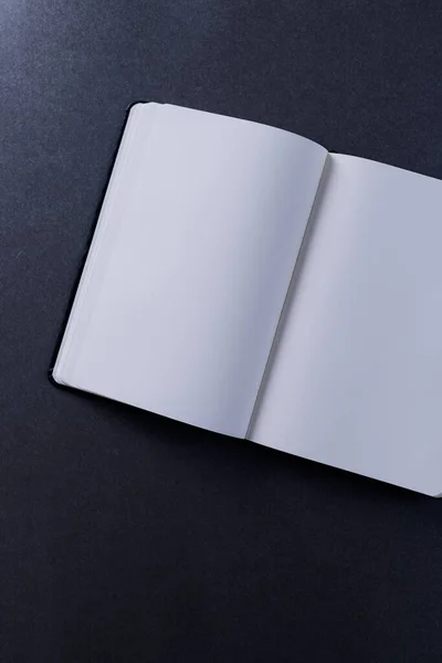 Närbild Öppen Bok Med Kopieringsutrymme Svart Bakgrund Litteratur Läsning Skrivning — Stockfoto